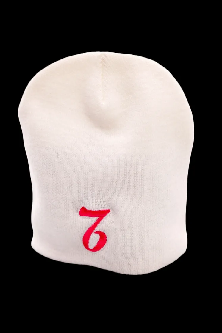 A white hat with the number seven on it.