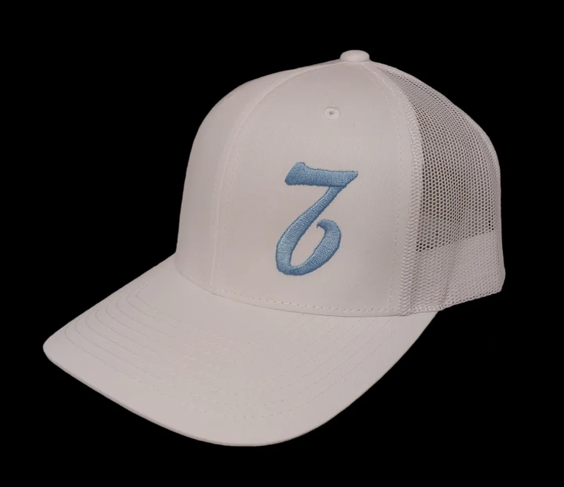 A white hat with the letter z on it.